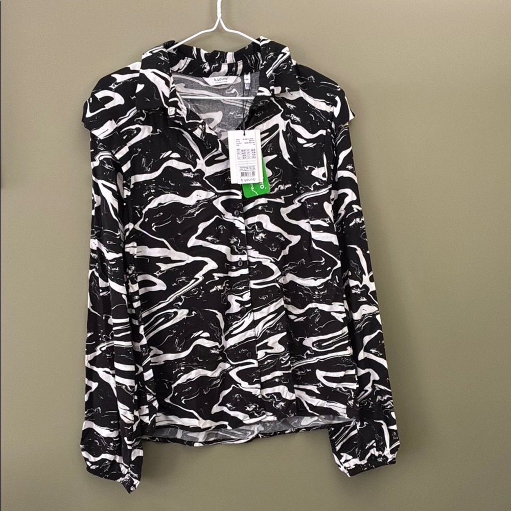 b. young Black and White Boxy Graphic Long Sleeve Blouse